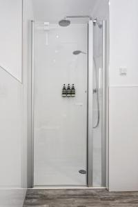 um chuveiro com uma porta de vidro na casa de banho em Park Avenue Apartments I Domsuite I Hbf I Netflix I WLAN em Colônia