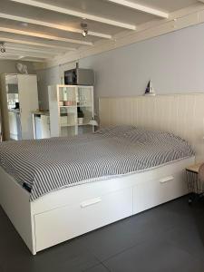 斯哈倫代克的住宿－Meer en Zee，一间卧室,卧室内配有一张大床