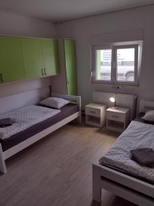 Posteľ alebo postele v izbe v ubytovaní Lika Relax and Party House with sauna, jacuzzi and outdoor heated swimming pool + 37 fotografií