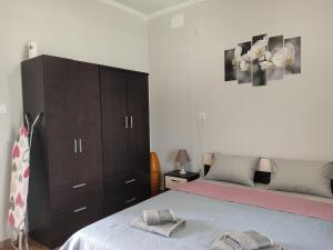- une chambre avec un lit et une commode dans l'établissement Elina House and Garden, à Nikiti