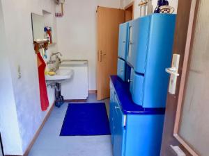 Ένα μπάνιο στο Charmantes Ferienhaus mit Naturgarten +32 φωτογραφίες