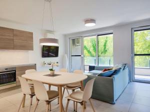 Kuchyňa alebo kuchynka v ubytovaní Lakeside Family & Studio Apartments + 16 fotografií