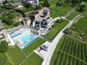 an aerial view of a house with a swimming pool at Guest House Le Cassandre in Sondrio