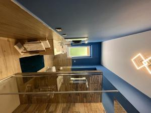 Habitación con una escalera con paredes azules y una ventana. en Vista Eolie Milazzo- Apartments, en Milazzo