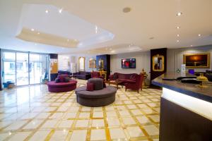 イスタンブールにあるグランド アント ホテルの紫色の椅子が置かれたリビングルーム、ロビー