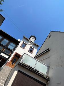 budynek z oknem na boku w obiekcie Ferienhaus Ankerpunkt w mieście Zell an der Mosel