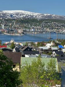 vista aerea di una città con un porto e un ponte di Aurora Apartment very close to cable car and sherpatrappa a Tromsø