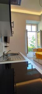 een keuken met een aanrecht met een wastafel en een raam bij Close to Palais, quiet and comfortable in Cannes