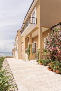 um edifício com flores ao lado em La casa sul muraglione em Termoli