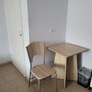 drewniany stół i krzesło obok stołu w obiekcie Noclegi Starogard w Starogardzie Gdańskim
