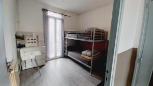 um quarto com 2 beliches num quarto em Logement Cosy 58m2 centre ville em Perpignan