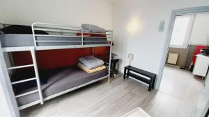 Cette chambre comprend 2 lits superposés et un miroir. dans l'établissement Logement Cosy 58m2 centre ville, à Perpignan