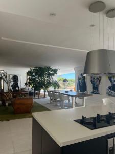 - une cuisine avec un comptoir et une table dans une pièce dans l'établissement Villa Nausikaa Essaouira, Villa d'architecte luxe avec piscine, à Essaouira