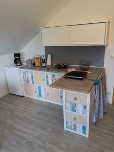 a kitchen with a counter with a counter top at Ferienwohnung-Ameisenhardt in Schleiden