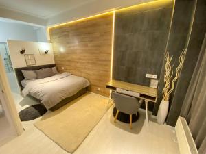 - une chambre avec un lit et un bureau dans l'établissement Luxury Business Apartment in Centre of Chișinău, à Chişinău