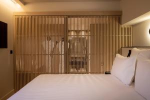 ein Schlafzimmer mit einem großen Bett und einem großen Fenster in der Unterkunft Hôtel Esté in Paris + 57 Fotos
