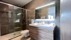 La salle de bains est pourvue d'un lavabo, de toilettes et d'une douche. dans l'établissement VILLA HOLISTIKA : BED AND BREAKFAST / POOL / AIR CONDITIONING/ MONT FARON TOULON, à Toulon