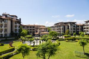 un parc dans une ville avec des bâtiments dans l'établissement Oasis club apartments, à Lozenets