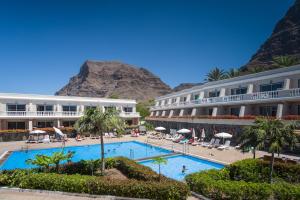 a view of the resort with a mountain in the background at Apartamentos Charco del Conde in Valle Gran Rey