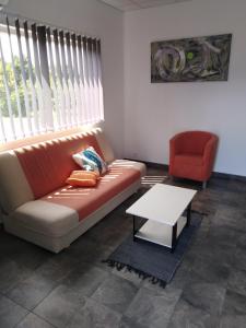 ein Wohnzimmer mit einem Sofa und einem Tisch in der Unterkunft Apartmány Vihorlat III in Kaluža