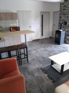 sala de estar con mesa y fogones en Apartmány Vihorlat III, en Kaluža