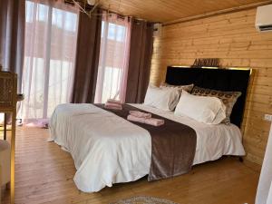 um quarto com uma cama grande num quarto de madeira em Cosy love Room em Les Arcs sur Argens
