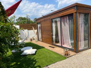 uma pequena casa com um deque e um jardim em Cosy love Room em Les Arcs sur Argens