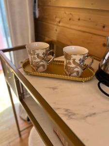 duas chávenas de café e uma bandeja numa mesa em Cosy love Room em Les Arcs sur Argens