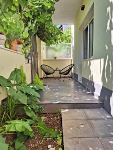 patio z 2 krzesłami i stołem w budynku w obiekcie Apartman Anchi w mieście Zadar