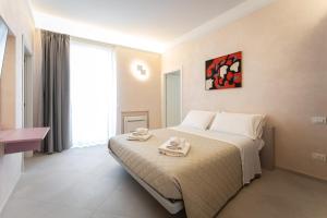 - une chambre avec un lit et 2 serviettes dans l'établissement La casa sul muraglione, à Termoli