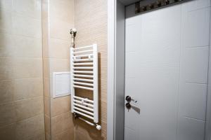 baño con puerta blanca y ducha en Apartment Yana en Ruse