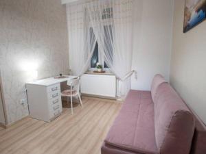 un soggiorno con divano e scrivania di Apartamenty Pod Fortami a Przemyśl