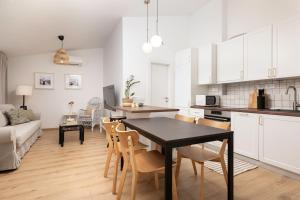 Il comprend une cuisine et un salon avec une table et des chaises. dans l'établissement Apartments Maja, à Baška