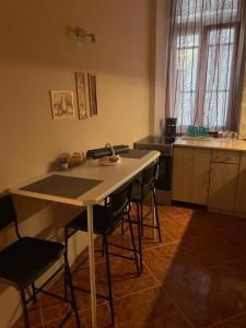 een keuken met een tafel en stoelen in een kamer bij Budapest Clark Apartman ** in Boedapest