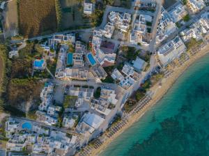 una vista aérea de una playa con casas blancas en Antonina Hotel, en Agia Anna de Naxos