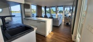 eine Küche und ein Wohnzimmer auf einem Boot in der Unterkunft Hausboot Amantes in Brandenburg an der Havel
