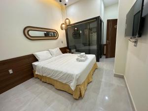 Giường trong phòng chung tại Lena Homestay & Villa