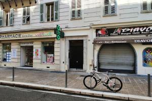 un vélo garé devant un bâtiment dans l'établissement Central close to beaches and shops, up till 6 pers, à Nice