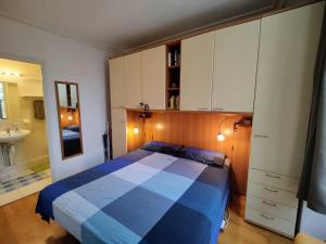 - une chambre avec un lit bleu et une salle de bains dans l'établissement Central close to beaches and shops, up till 6 pers, à Nice