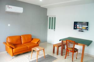 a living room with a couch and a table at Résidences 509 in Lomé