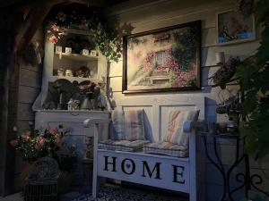 a home room with a bench and a home sign at Grote zolderverdieping met gezellig zitje in Woudenberg