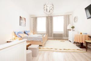 特热邦Apartmán Extoll的一间带床和枝形吊灯的白色卧室