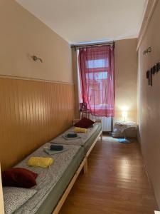 twee bedden in een kamer met een raam bij Budapest Clark Apartman ** in Boedapest