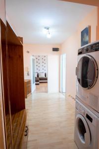 sala de estar con lavadora y secadora en Apartment RUSE SUNRISE, en Ruse