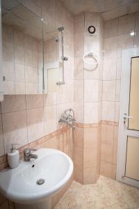 y baño con lavabo y ducha. en Apartment RUSE SUNRISE, en Ruse
