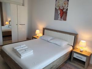 um quarto com uma cama com duas toalhas em Dream Place em Mamaia Nord – Năvodari