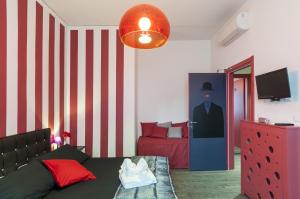 a living room with a couch and a bed at Il Giglio Rosso B&B in Florence