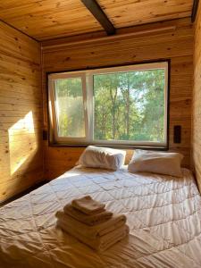 ein Schlafzimmer mit einem Bett mit Handtüchern darauf in der Unterkunft Воллен in Zhvanets