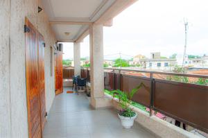 einen Balkon mit Stadtblick in der Unterkunft Résidences 509 in Lomé