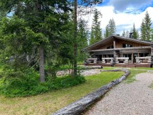 une cabane en rondins dans les bois avec un chemin menant à celle-ci dans l'établissement Rovanperän kelomökit, à Syöte